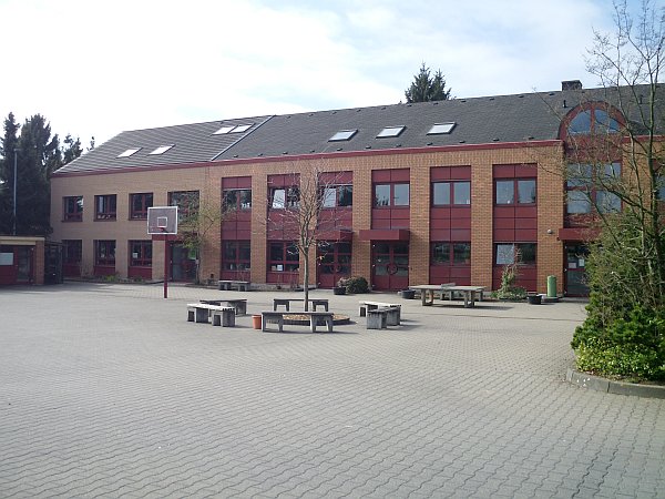 Schulgebäude im ersten Anbau