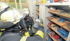 Feuerwehr sucht nach Gefahrstoffen